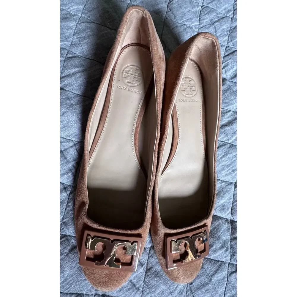Tory Burch Gigi Tan Suede Leather Prominent Gold Logo Low Pump Shoes 7.5